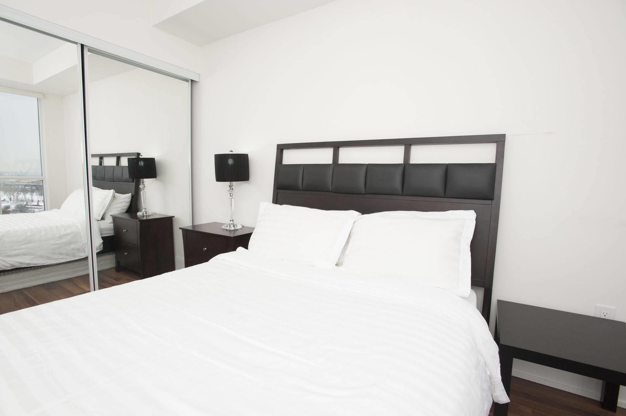 Life Suites Luxury Downtown Condos Toronto Extérieur photo